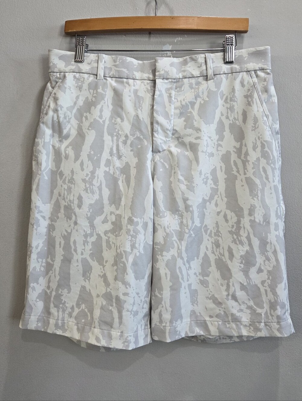 Nike Dri-Fit Camouflage Performance Tech Golf Shorts White Gray 10" Mens Size 32